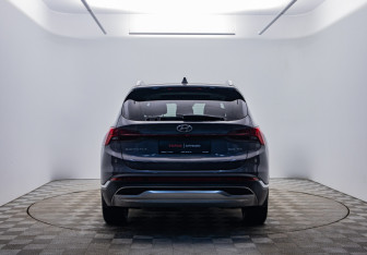 Подержанный автомобиль Hyundai Santa Fe 2022 года (6 фото)