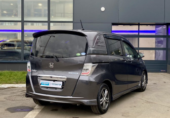 Подержанный автомобиль Honda Freed 2013 года (5 фото)