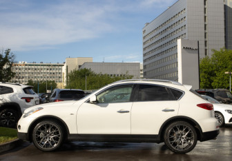 Подержанный автомобиль Infiniti EX 2008 года (6 фото)