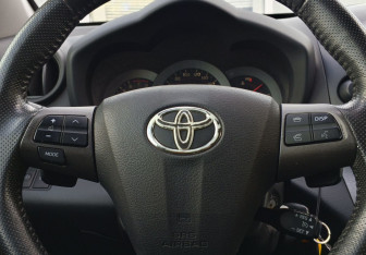 Подержанный автомобиль Toyota RAV4 2011 года (13 фото)