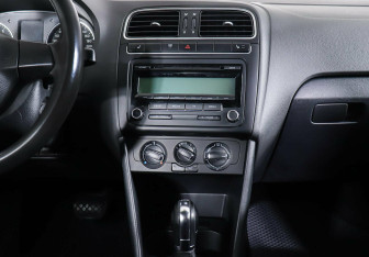 Подержанный автомобиль Volkswagen Polo Hatchback 2011 года (13 фото)