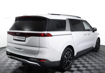 Подержанный автомобиль Kia Carnival 2021 года (5 фото)