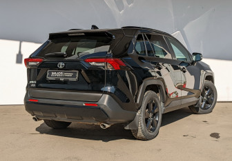 Подержанный автомобиль Toyota RAV4 2022 года (3 фото)