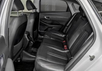 Подержанный автомобиль Hyundai Sonata 2022 года (12 фото)