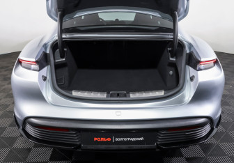 Подержанный автомобиль Porsche Taycan 2021 года (10 фото)