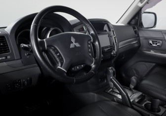 Подержанный автомобиль Mitsubishi Pajero 2015 года (14 фото)