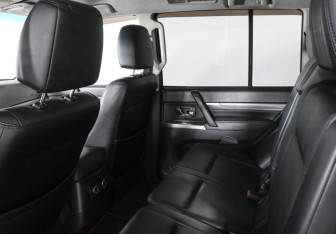 Подержанный автомобиль Mitsubishi Pajero 2013 года (8 фото)