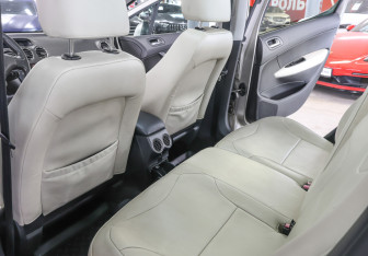 Подержанный автомобиль Peugeot 308 Hatchback 2012 года (12 фото)