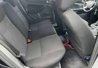 Подержанный автомобиль Ford Focus Hatchback 2010 года (11 фото)