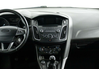 Подержанный автомобиль Ford Focus Hatchback 2017 года (9 фото)