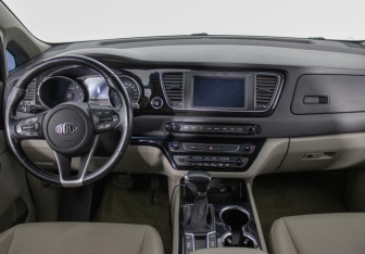 Подержанный автомобиль Kia Carnival 2018 года (14 фото)