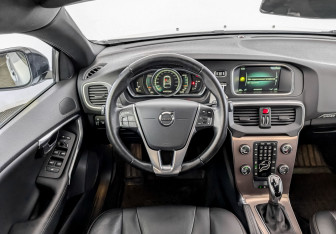 Подержанный автомобиль Volvo V40 Hatchback 2016 года (22 фото)