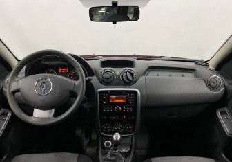 Подержанный автомобиль Renault Duster 2013 года (10 фото)