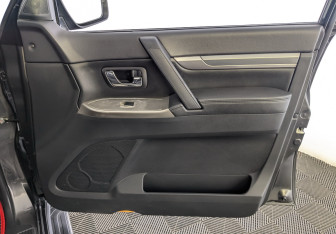 Подержанный автомобиль Mitsubishi Pajero 2017 года (22 фото)