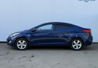 Подержанный автомобиль Hyundai Elantra Sedan 2012 года (8 фото)