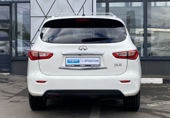 Подержанный автомобиль Infiniti JX 2013 года (6 фото)