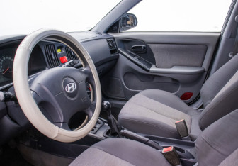 Подержанный автомобиль Hyundai Elantra Sedan 2004 года (10 фото)