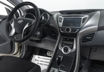 Подержанный автомобиль Hyundai Elantra Sedan 2012 года (8 фото)