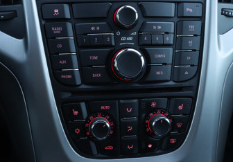 Подержанный автомобиль Opel Astra Hatchback 2011 года (14 фото)