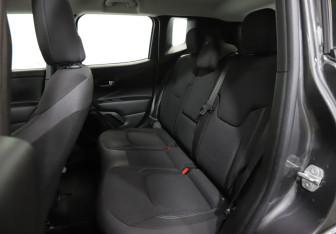 Подержанный автомобиль Jeep Renegade 2019 года (10 фото)