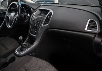 Подержанный автомобиль Opel Astra Sedan 2014 года (9 фото)