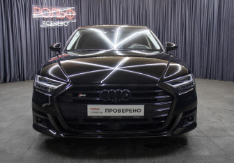 Подержанный автомобиль Audi S8 2021 года (2 фото)