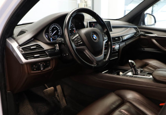 Подержанный автомобиль BMW X5 2015 года (12 фото)