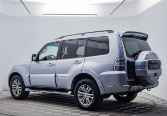 Подержанный автомобиль Mitsubishi Pajero 2012 года (3 фото)
