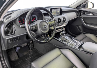 Подержанный автомобиль Kia Stinger 2019 года (16 фото)
