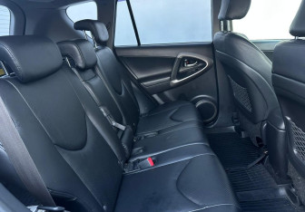 Подержанный автомобиль Toyota RAV4 2007 года (14 фото)