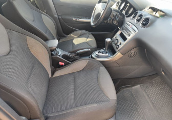 Подержанный автомобиль Peugeot 308 Hatchback 2009 года (9 фото)