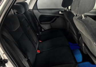 Подержанный автомобиль Ford Focus Sedan 2005 года (11 фото)