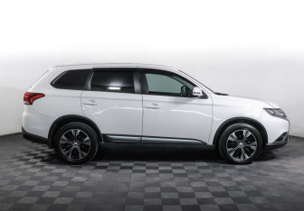 Подержанный автомобиль Mitsubishi Outlander 2019 года (4 фото)
