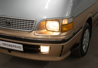 Подержанный автомобиль Toyota HiAce 2002 года (20 фото)