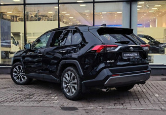 Подержанный автомобиль Toyota RAV4 2021 года (6 фото)