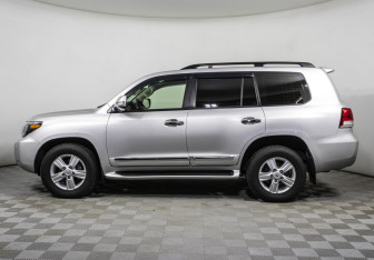 Подержанный автомобиль Toyota Land Cruiser Suv 2013 года (8 фото)