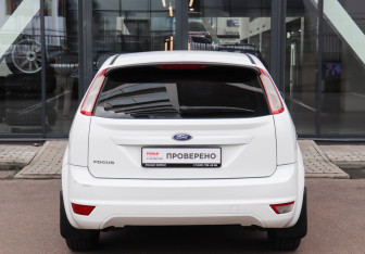 Подержанный автомобиль Ford Focus Hatchback 2009 года (5 фото)
