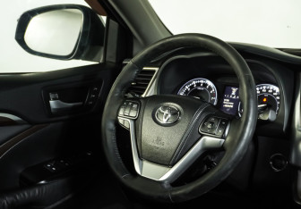 Подержанный автомобиль Toyota Highlander 2014 года (18 фото)