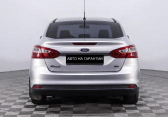 Подержанный автомобиль Ford Focus Sedan 2013 года (6 фото)