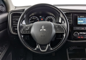 Подержанный автомобиль Mitsubishi Outlander 2016 года (22 фото)