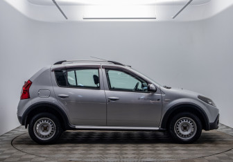 Подержанный автомобиль Renault Sandero 2014 года (4 фото)