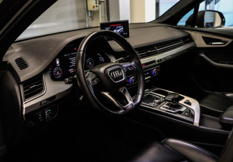 Подержанный автомобиль Audi Q7 2015 года (7 фото)