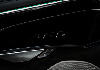 Подержанный автомобиль Audi S8 2020 года (25 фото)