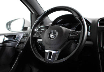 Подержанный автомобиль Volkswagen Golf Hatchback 2012 года (13 фото)