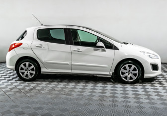 Подержанный автомобиль Peugeot 308 Hatchback 2012 года (4 фото)