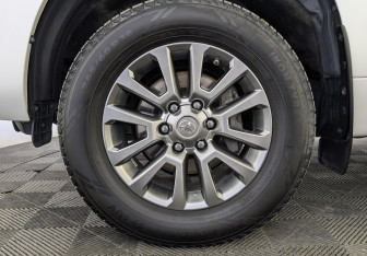 Подержанный автомобиль Toyota Land Cruiser Prado 2020 года (12 фото)
