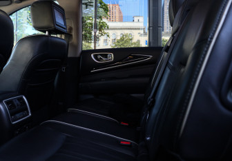 Подержанный автомобиль Infiniti QX60 2017 года (9 фото)