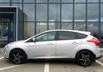Подержанный автомобиль Ford Focus Hatchback 2012 года (8 фото)