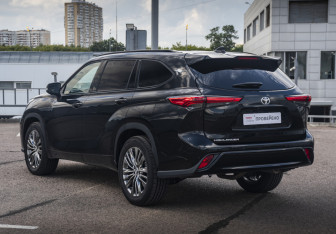 Подержанный автомобиль Toyota Highlander 2025 года (7 фото)