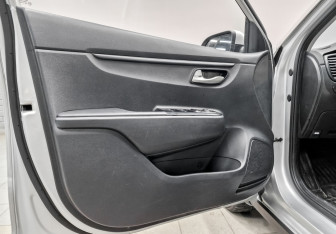 Подержанный автомобиль Kia Rio Hatchback 2021 года (19 фото)